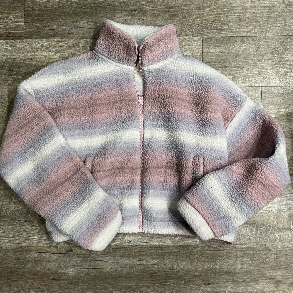 American eagle cropped Sherpa. Excellent condition! Size large